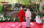 2022年11月15日，國家主席習近平夫人彭麗媛（左）與印尼總統夫人伊莉亞娜（右）出席二十國集團領導人峰會配偶活動。（新華社）