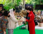 2022年11月15日，國家主席習近平夫人彭麗媛（右）與印尼總統夫人伊莉亞娜（左二），出席二十國集團領導人峰會配偶活動。（新華社）