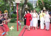 2022年11月15日，國家主席習近平夫人彭麗媛（前左）出席印尼峇里島二十國集團領導人峰會配偶活動，欣賞民俗舞蹈。（新華社）