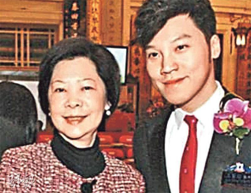 王賢誌（右）的母親（左）王胡麗明今年初離世。（資料圖片）
