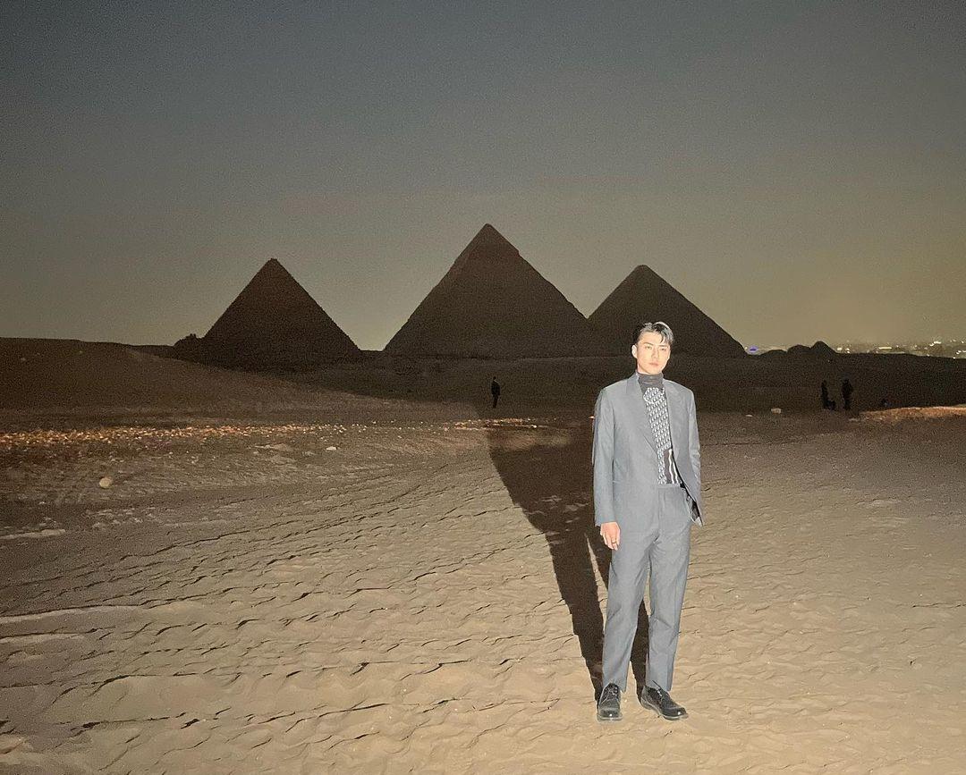 世勳難得到訪埃及，抽空外出參觀金字塔。（網上圖片）