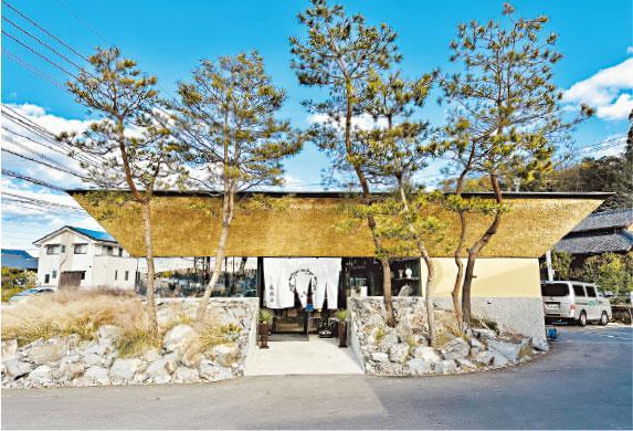 特色建築——開業僅半年的花店「西海園芸 花西海」，其建築物結合了日本傳統茅葺屋及日式山水庭園，甚有風格。（Onki攝）