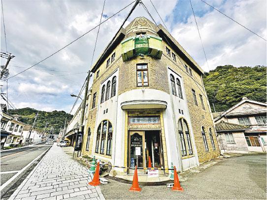 深川製磁本店始建於20世紀初的大正時期，建築物仍保留了古老的富士山彩繪玻璃，處處可見大正年代摩登建築的細節。（Onki攝）