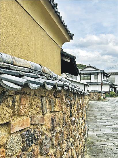 位於有田內山地區一帶，有不少極具歷史價值的窰磚牆，是以廢棄防火磚及陶器碎片等再塗上紅土固定建造而成。（Onki攝）