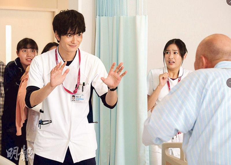 岡田將生（左）扮演護士那須田步，照顧曾是拳手的腦退化症患者，結果經常捱打，場面搞笑。