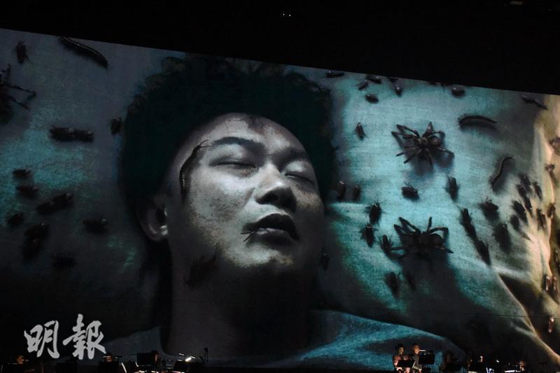 演唱會開始時播出陳奕迅被蟲爬上身的片段。（鍾偉茵攝）