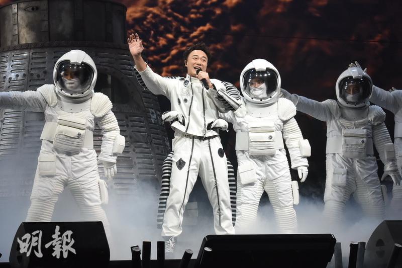 陳奕迅一口氣獻唱《2001太空漫遊》、《人神鬥》、《當這地球沒有花》、《謊言》、《時代巨輪》、《想聽》6首歌。（鍾偉茵攝）