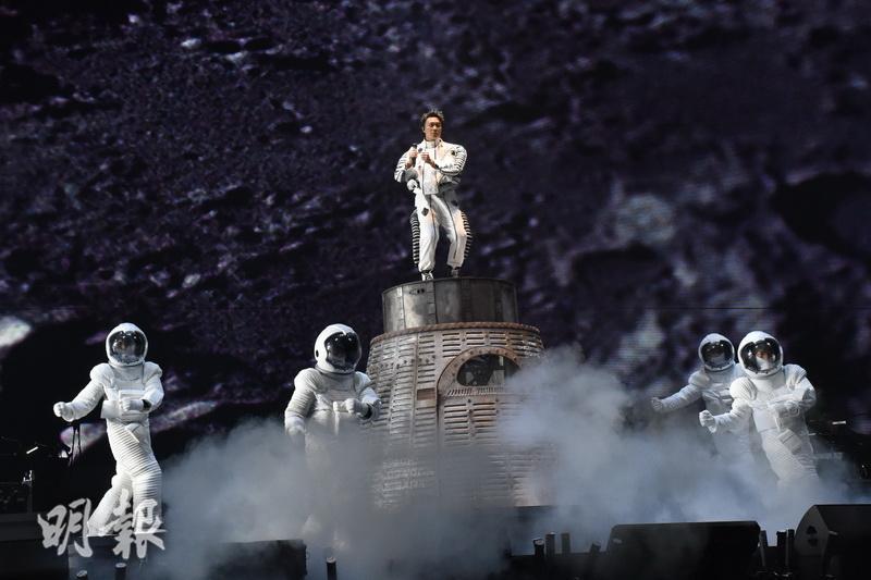 陳奕迅一身太空人打扮現身舞台。（鍾偉茵攝）