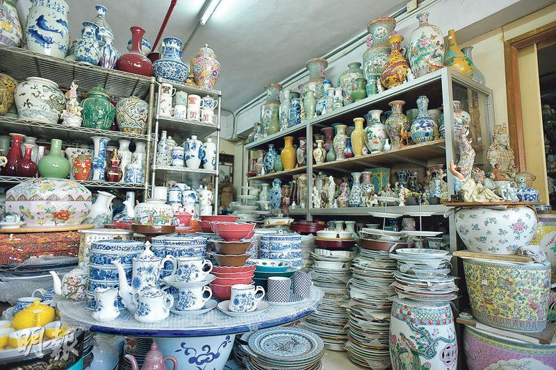 粵東磁廠內擺滿林林總總的瓷器。（黃志東攝）