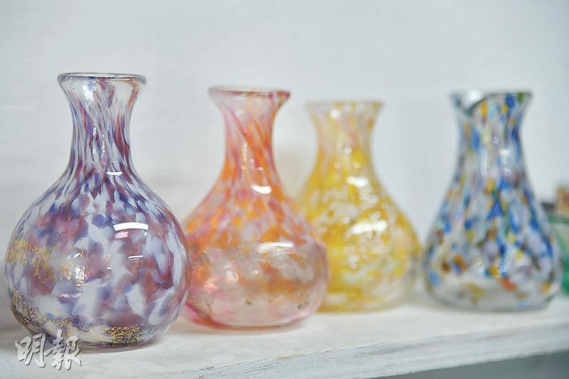 新手參加爍凝工作室吹玻璃體驗班，可以親手製作花瓶。（黃志東攝）
