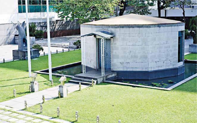 紀念花園——大會堂紀念花園為紀念香港保衛戰喪生的軍民而建，中間12邊形紀念龕內存逾千亡者的名冊。（中華書局提供）