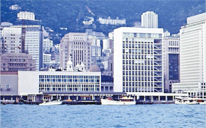 分3部分——香港大會堂建築群主要分為3部分：低座（圖左，如音樂廳、劇院）、高座（圖右，如圖書館、婚姻登記處）及紀念花園，舉辦文化活動的同時又為市民提供公共服務。昔日走出大會堂正門外，就是皇后碼頭。（香港大會堂提供）