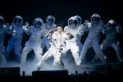 陳奕迅在一眾太空人舞者伴舞下演唱《2001太空漫游》，藉歌曲告訴大家「大預言話地球是大限將至」，大海上的驚濤駭浪、洪水淹沒世界、空氣污染、龍捲風、生靈塗炭、巨鯨擱淺、北極熊無以為生，唯有「去偵測太空怎樣住」。（大會提供）