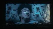 曱甴、蜈蚣、蜘蛛佈滿在枕頭上，它們更肆無忌憚爬到陳奕迅的身上，予人毛骨悚然的感覺。（大會提供）