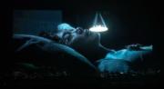 陳奕迅睡在牀上的影像，為演唱會揭開序幕。「Fear and Dreams」的主題下，如夢一場的人生徐徐展開。牀上的陳奕迅沒有好夢一場，其枕頭滿佈曱甴、蜈蚣、蜘蛛等恐佈爬蟲。（大會提供）