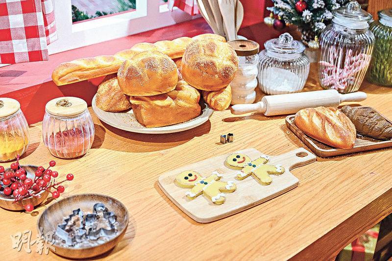 炮製「薑餅人」——快來聖誕老婆婆烘焙店做小幫手！店內擺設充滿聖誕氣氛，大家還能動動手以數碼技術製作可愛「聖誕薑餅人」。（賴俊傑攝）