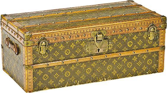 Louis Vuitton經典花卉行李箱Malle Fleur——體積：28×14×10.5厘米；估價：9萬至12萬港元；特色：1910年代品牌位於巴黎香榭麗舍大道的旗艦店開幕時，特別製作這款花卉行李箱，當時是非賣品。（拍賣行提供）