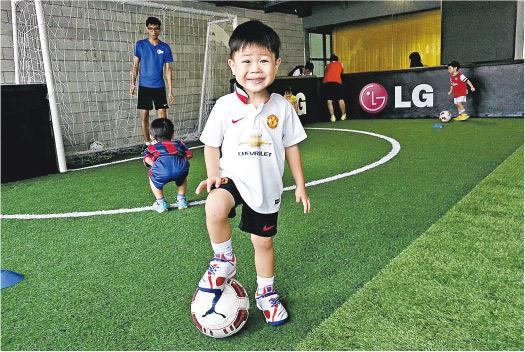 自小培養——Justin 2歲多已經開始接觸足球。（受訪者提供）