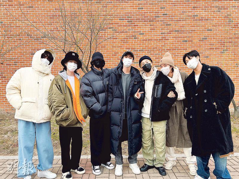 隊中年紀最大的Jin（中）昨日入伍，BTS全體成員到場送行。