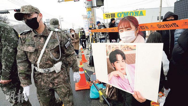 數十粉絲在軍營外守候，當中包括海外及香港粉絲。