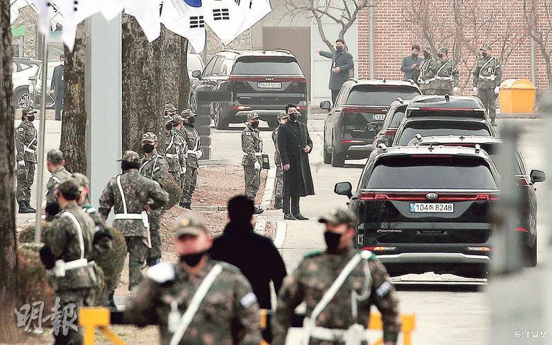 當地政府出動數百警力，護送Jin與隊友座駕直駛入軍營。
