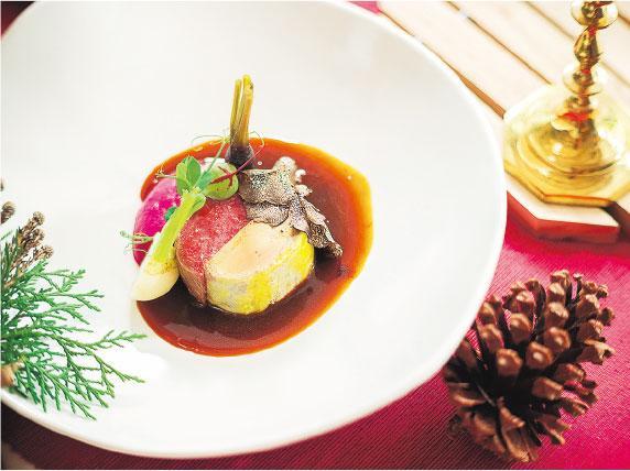 以鵝肝、牛扒、松露構成的經典法國菜式Beef Rossini。（餐廳提供）