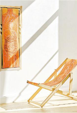 人體奧妙椅——今年看了不少設計展，其中一個最深刻的作品是由荷蘭平面設計師Nynke Tynagel設計、布商BYBORRE製作的Anatomic摺椅。摺椅打開時看似平平無奇，但一掛起便能看到人體解剖圖。最有趣的是作品用色對比不大，將真實的血紅化為能夠入屋的趣怪色調。777歐元（約630港元） / www.in-cc.co（Carlfried Verwaayen攝）