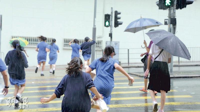 《給十九歲的我》在深水埗區的臨時校舍拍攝。（劇照）