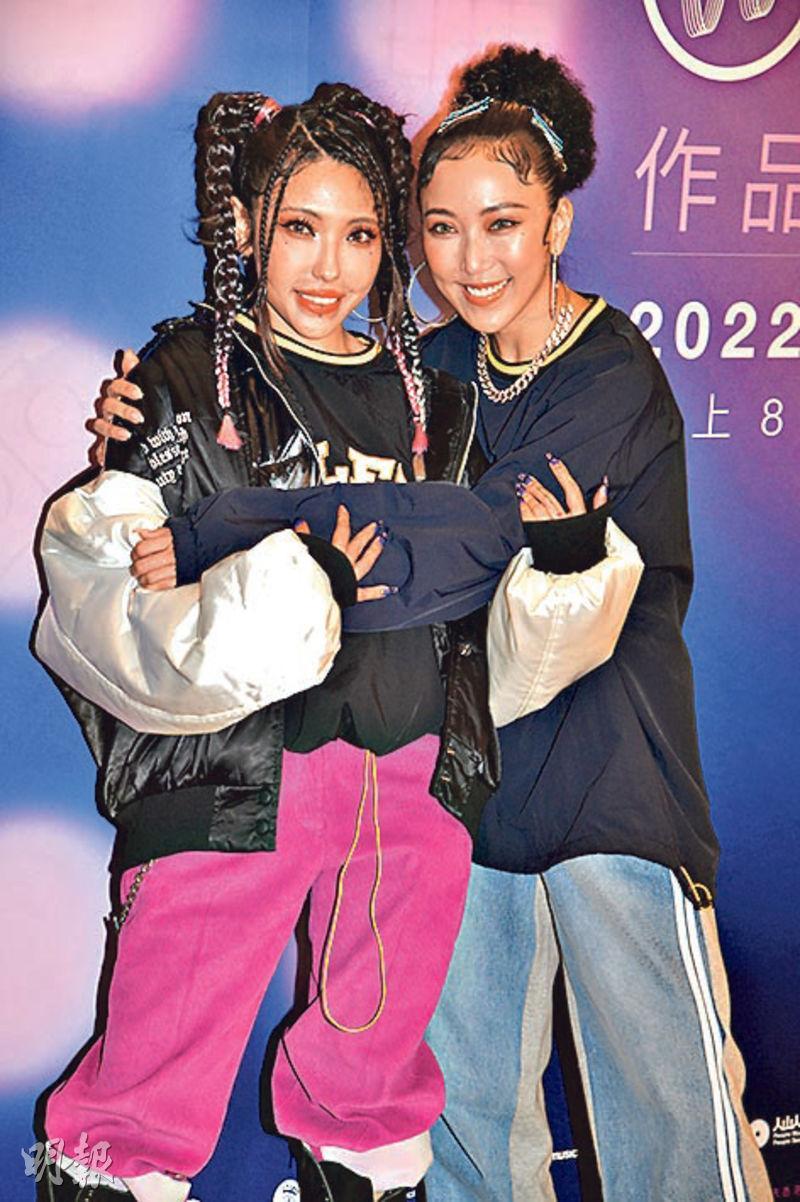 鍾舒祺（左）與家姐鍾舒漫前晚演出《埋班作樂II》音樂會。（攝影：劉永銳）