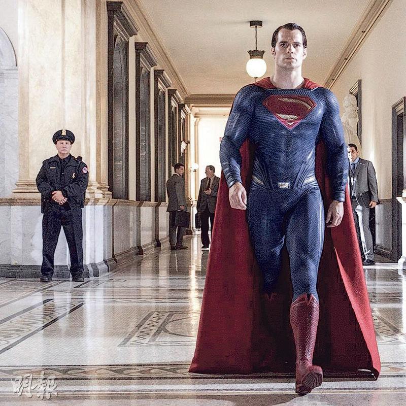 曾被喻為史上最佳「超人」扮演者的亨利卡維，兩個月前宣布回歸，昨日卻被踢出新片，難怪有粉絲表示不滿和憤怒。