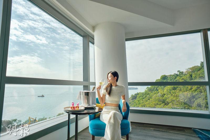 無敵海景——香港數碼港艾美酒店遠離鬧市，青山綠水，加上無敵海景，集齊staycation的最強元素，其中海景轉角探索客房更成為KOL打卡熱點。（黃志東攝）