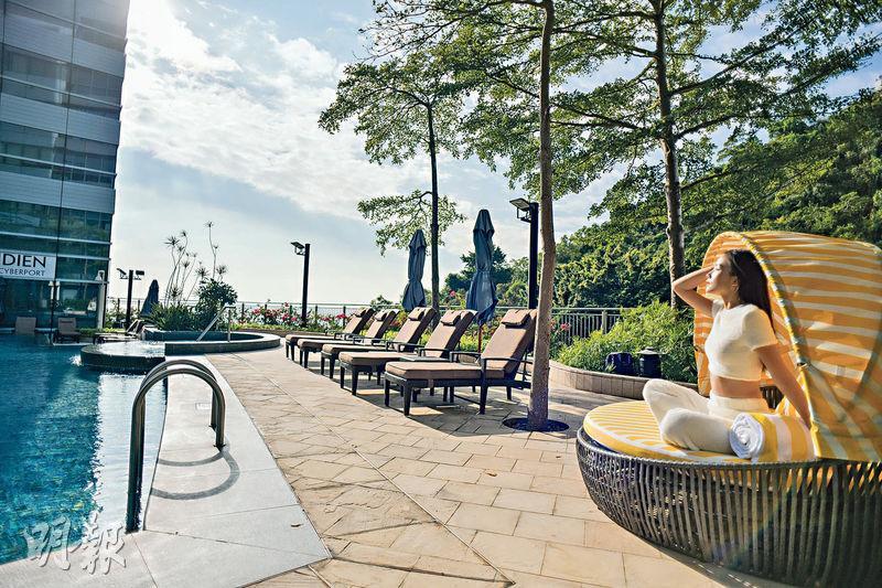 平台泳池——泳池設於4樓平台，可望到優美山景，黃白間躺椅給人一種放鬆的感覺。（黃志東攝）