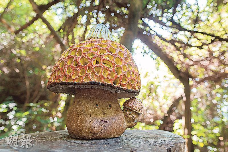 《大菠蘿遊》——10件陶瓷藝術品《大菠蘿遊》散落橋嘴郊遊徑上。圖為蘑菇菇。（鍾林枝攝）