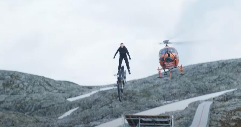 湯告魯斯拍攝駕駛電單車再跳崖的動作，十分驚險。（視頻截圖）