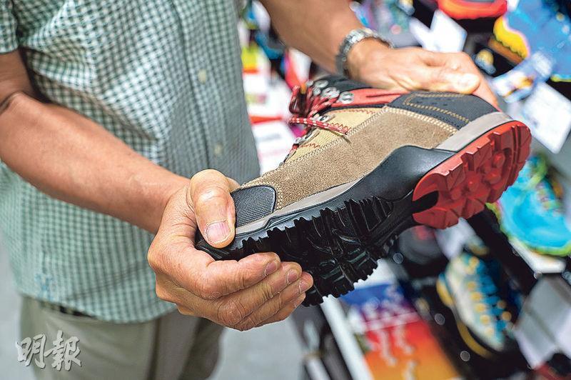 物料堅固——傳統行山鞋採用堅固物料，用雙手扭鞋身也不易彎曲，減少拗柴風險。（林靄怡攝）