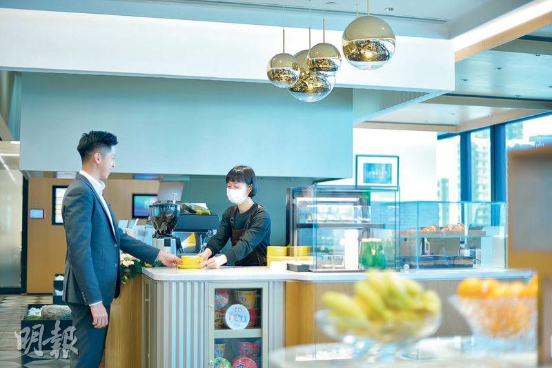 便宜一半——貝克•麥堅時國際律師事務所的香港辦公室，設有內部咖啡店，員工可較市面便宜一半的價錢享用由咖啡師冲泡的咖啡。（黃志東攝）