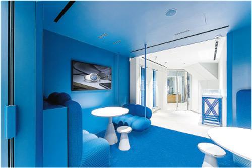 藍色VIP房——VIP房間用上流線形設計的深藍色厚實梳化與圓形桌子。（品牌提供）