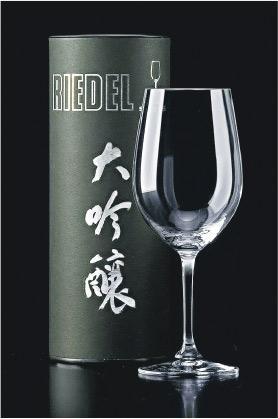 白酒杯——不少葡萄酒杯商如Riedel現在都會出產清酒專用玻璃杯，其酒肚夠大，適合香氣馥郁的薰酒。（品牌提供）