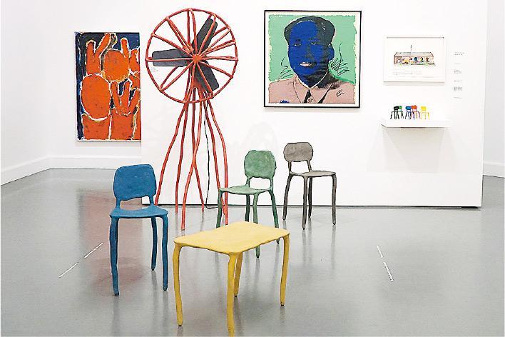快樂元素——the collection is playful部分將Maarten Baas的Clay系列座椅（前）與Andy Warhol的《毛主席》（牆身中央）放在同一空間，帶出設計與藝術兼有的快樂元素。（Dawn Hung攝）