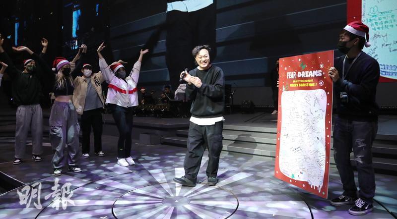 陳奕迅獲贈過百工作人員簽了名的巨型聖誕卡。（大會提供）