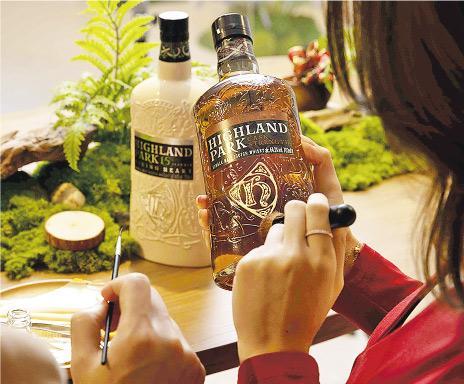 工作坊——場內設有Highland Park新年限定金銀箔酒瓶設計工作坊，讓大家在酒瓶貼上喜慶奢華的金箔或銀箔。（品牌提供）