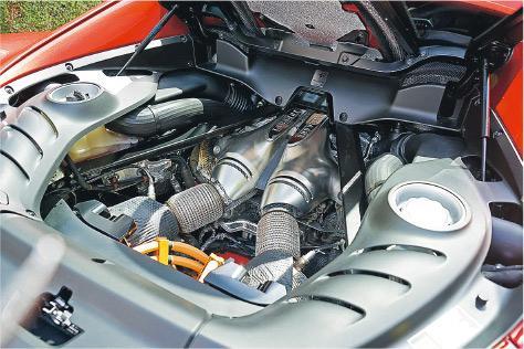媲美V12——精心設計及製作的2992c.c. V6渦輪增壓引擎，與混合動力系統整合後，能發出媲美V8甚至V12引擎級數的馬力、扭力水平。（莊達民攝）