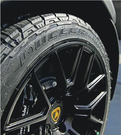 專用越野輪胎——意大利輪胎品牌派拉利（Pirelli）的專用越野輪胎採用防爆胎技術，即使不幸漏氣，也能以車速80km/h行駛多80公里。（品牌提供）