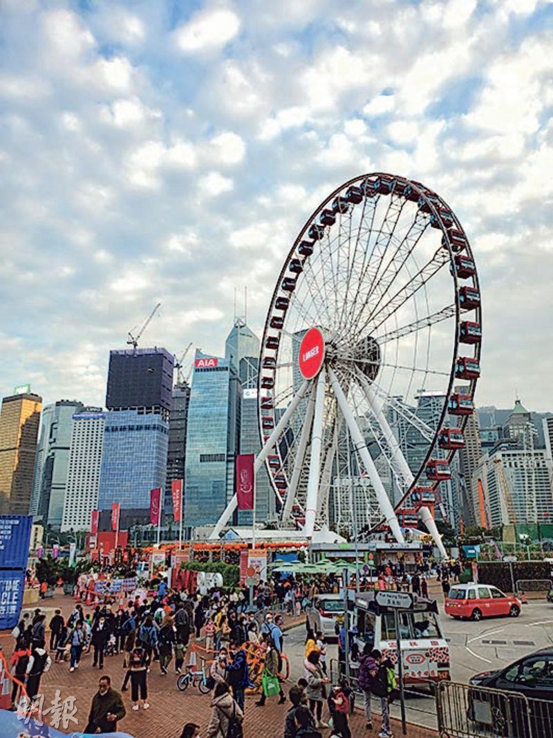 電影公司昨日請全港巿民免費搭中環海濱的香港摩天輪，吸引不少市民到場。（攝影：鍾偉茵）
