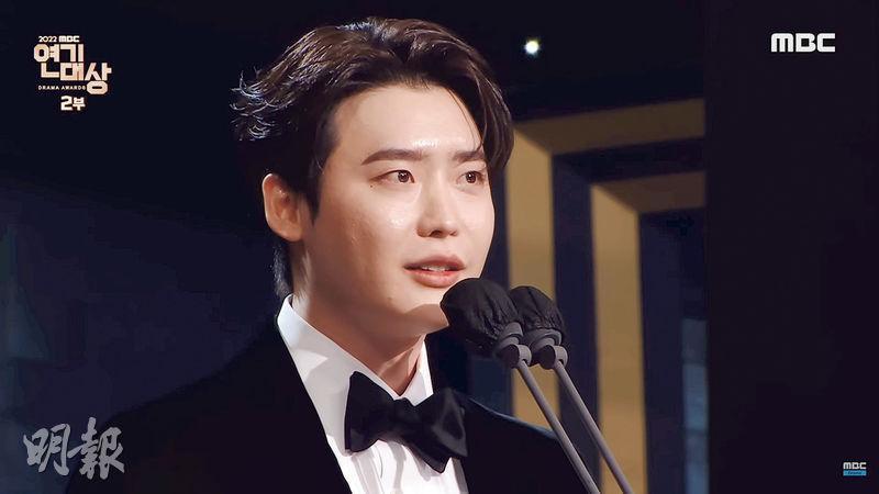 李鍾碩（圖）前晚在MBC演技大獎頒獎禮上發表「愛的宣言」，惹來網民猜測，昨日大方認愛IU。