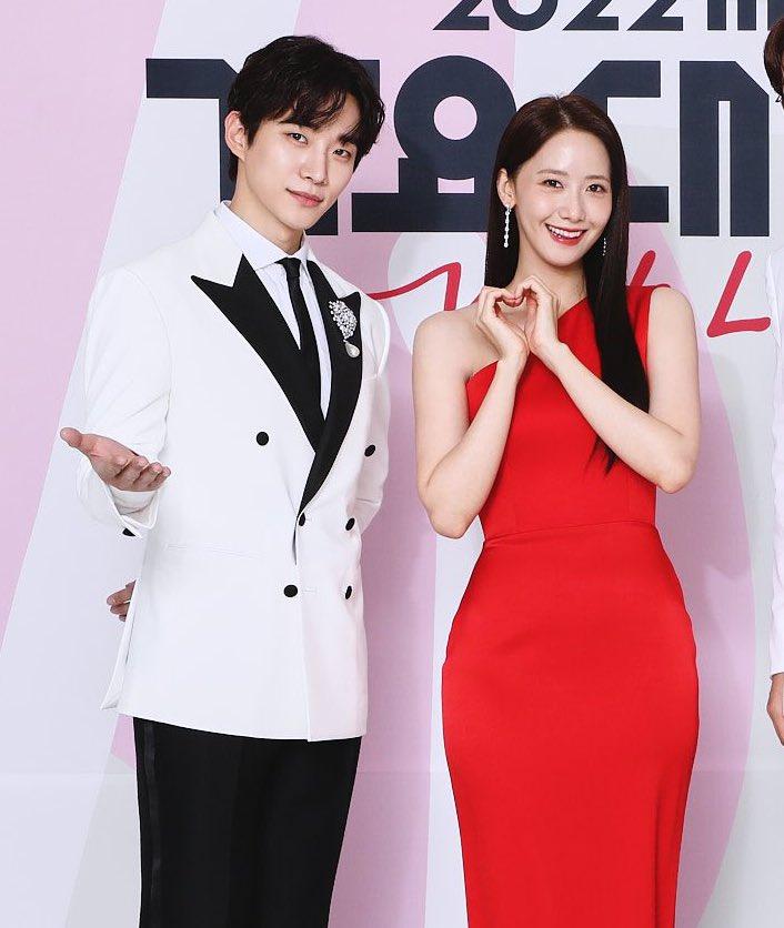 俊昊（左）與潤娥（右）昨晚擔任《MBC歌謠大典》司儀。（網上圖片）