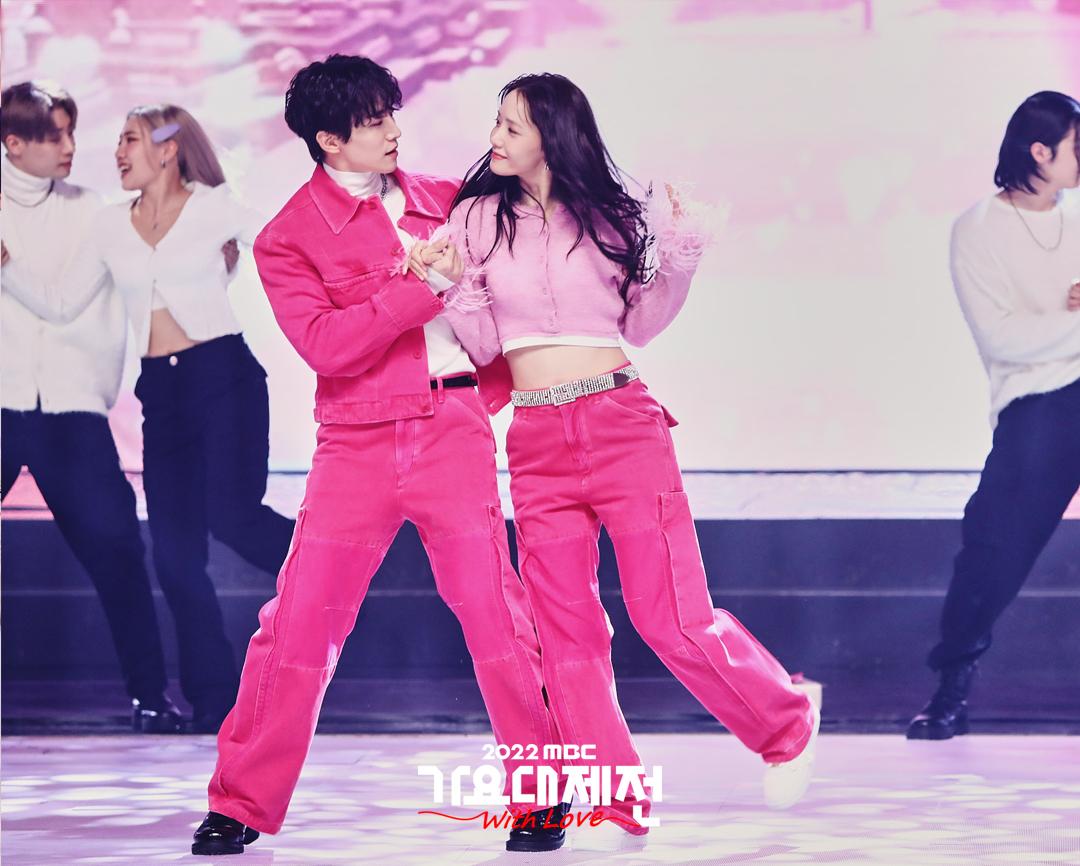 俊昊（左）與潤娥（右）以粉紅色造型上陣，顏色鮮艷。（網上圖片）