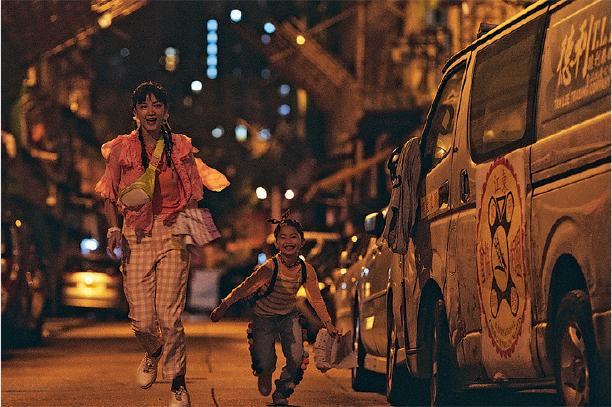 小女孩董安娜也好戲。母女夜裏在土瓜灣街道奔馳，自得其樂。