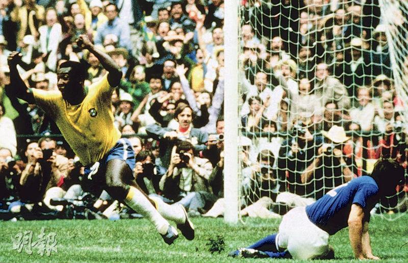 比利（左）在1970年世界盃對意大利的決賽射入首個入球。（路透社）