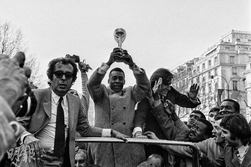 1971年，已三度贏得世界盃的比利（捧盃者）到訪巴黎期間，高舉雷米金盃。（法新社）